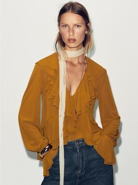 ZARA FLOWY RUFFLED BLOUSE
OLIVE GREEN